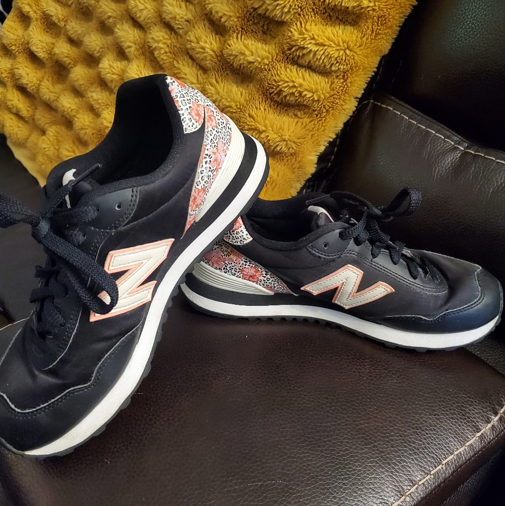 Womans 8.5 New Balance Sneaker